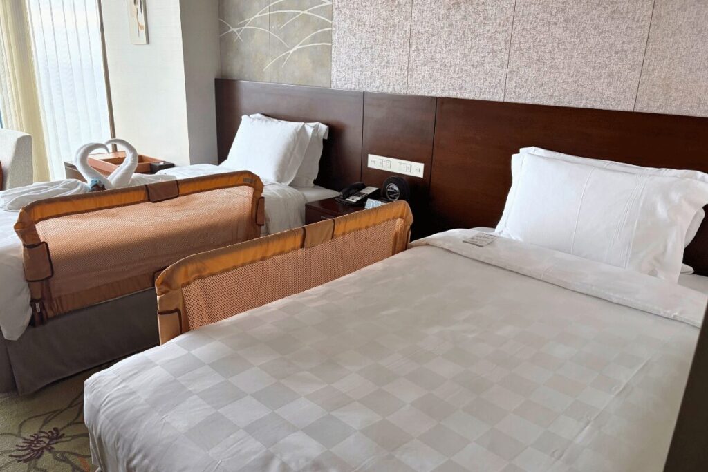 大阪マリオット都ホテルで借りられる子供用のベッドガード設置の様子