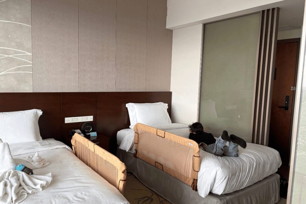 大阪マリオット都ホテルのベッドに飛び込んで喜ぶ長男