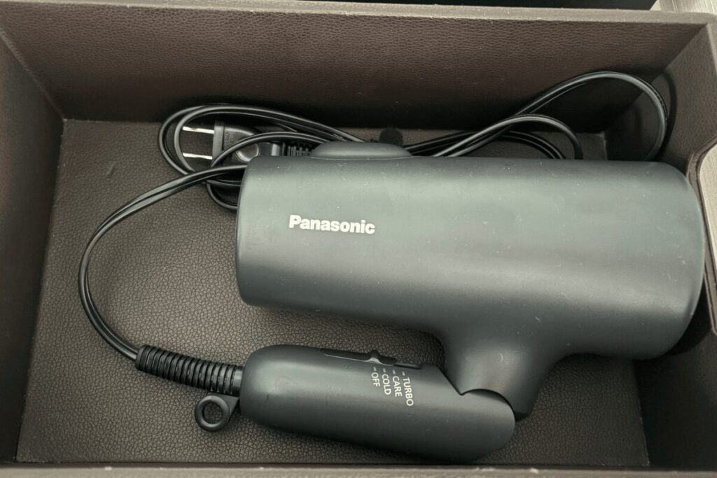 大阪マリオット都ホテルの客室に備え付けのヘアドライヤー