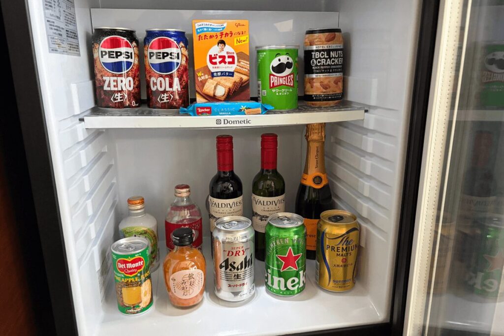 ドリンクやアルコールが揃った客室のミニバー（冷蔵庫）の中身