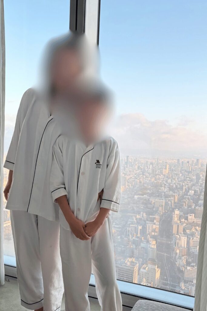 大阪マリオット都ホテルのルームウェアを着た長男とママのツーショット