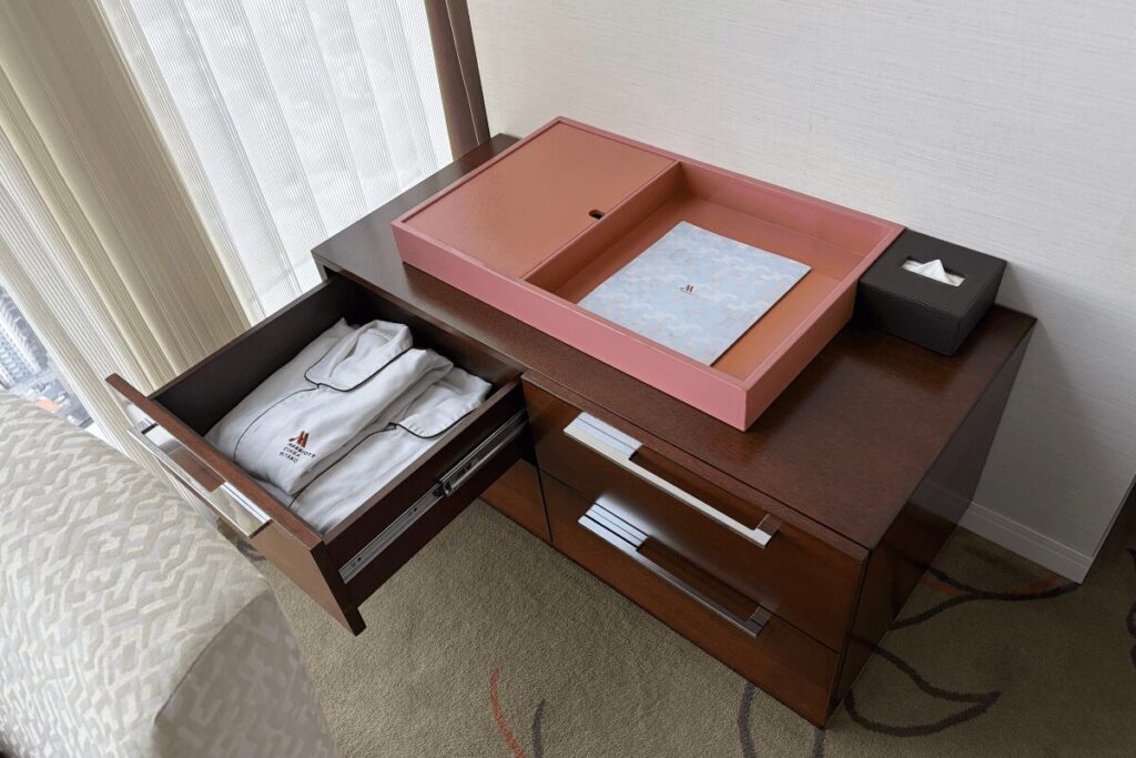 大阪マリオット都ホテルの客室に用意されたルームウェア（パジャマ）