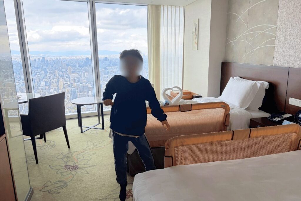 大阪マリオット都ホテルの客室で喜ぶ長男