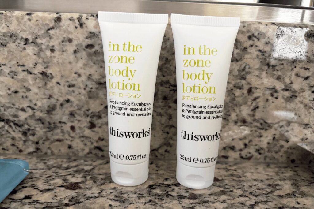 大阪マリオット都ホテルの洗面台に用意された「thisworks」のボディローション