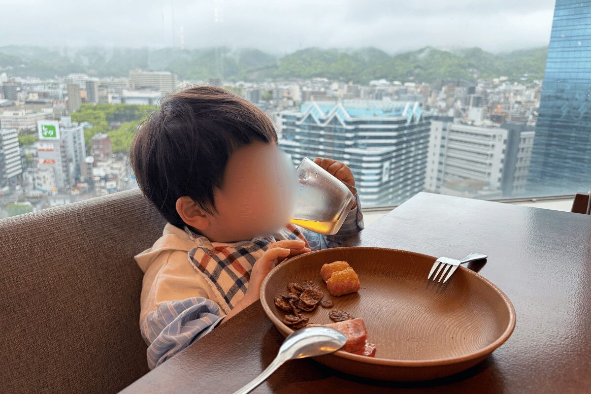神戸マリオットホテル 朝食ビュッフェで食べる2歳の次男