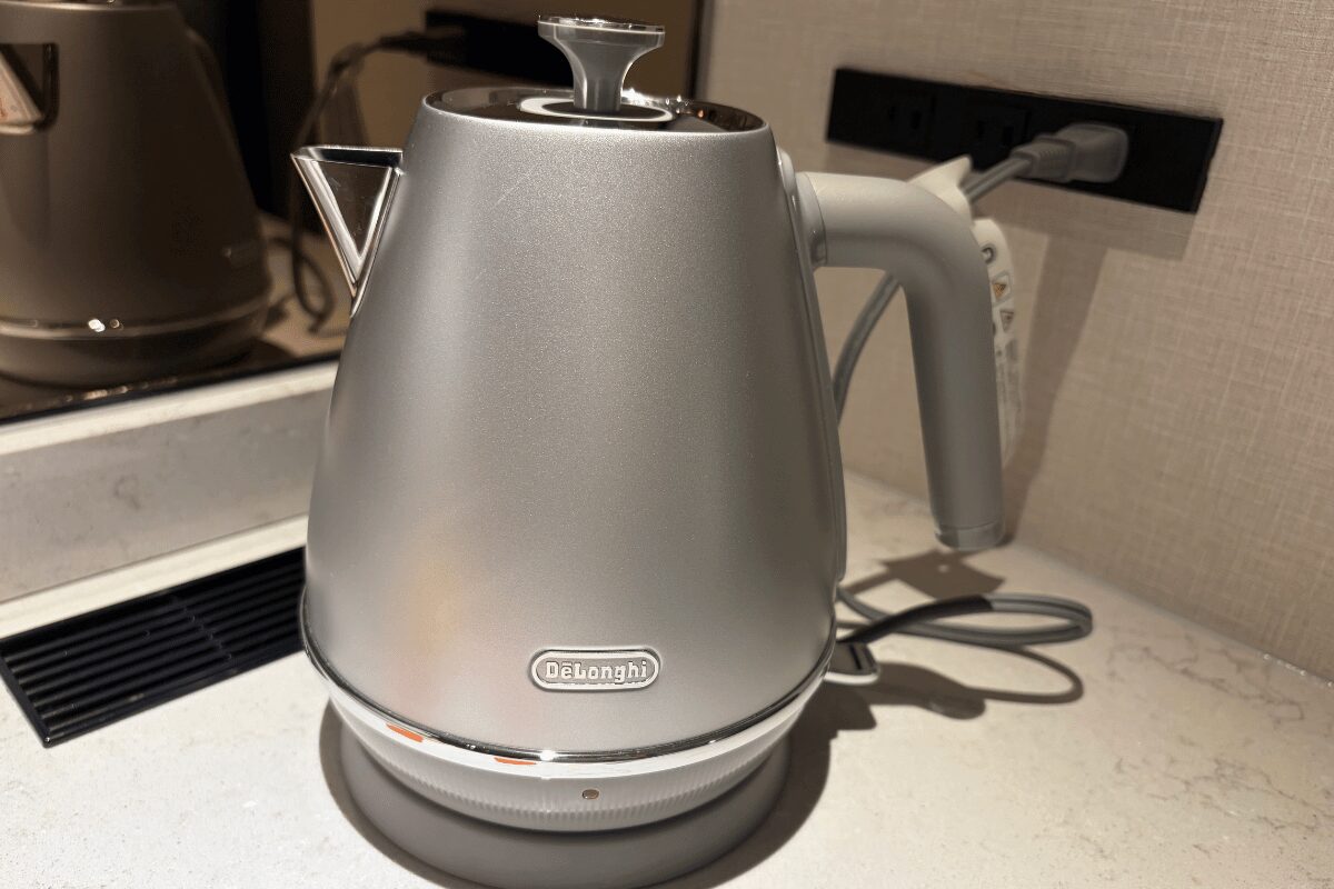 神戸マリオットホテル 客室備品 デロンギの電気ケトル