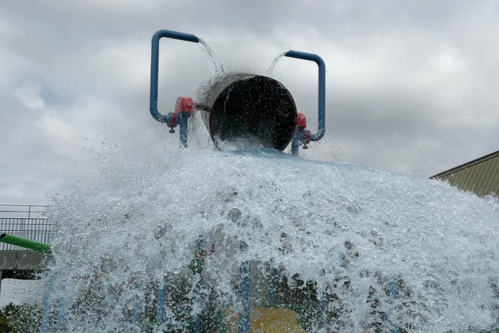 水がこぼれ落ちるアマラーゴのバケツプール