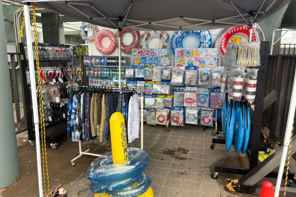 アマラーゴの売店（浮き輪や水着も販売）