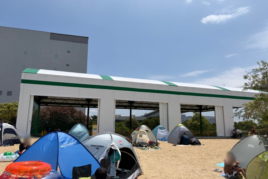 アマラーゴの無料砂浜エリアと奥の有料ドームテントエリア