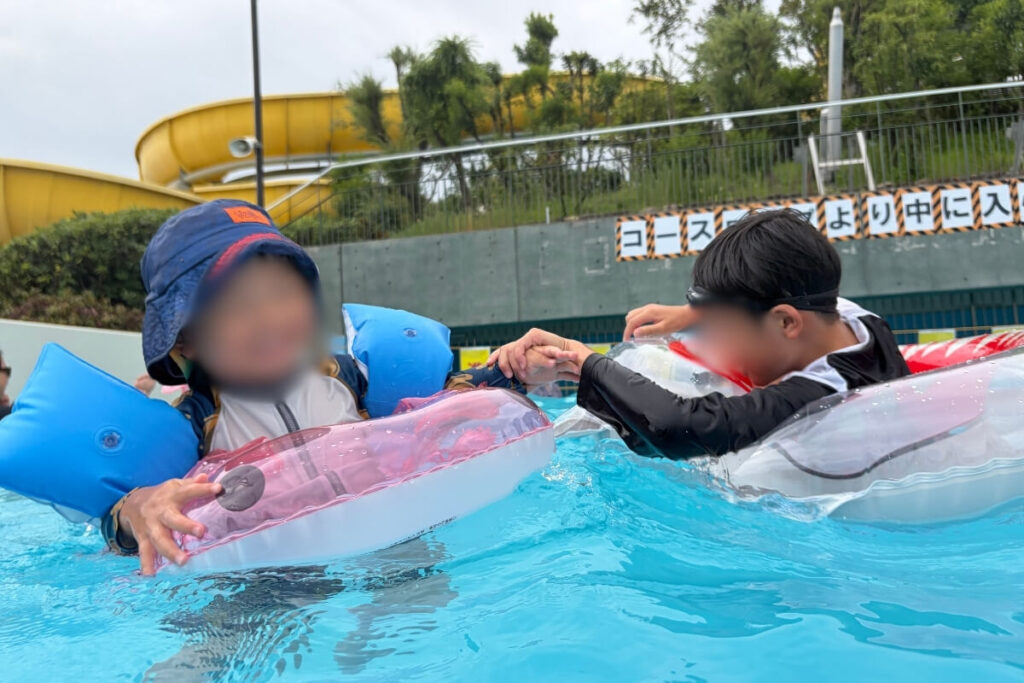 アマラーゴの造波プールで浮き輪に乗る子どもたち