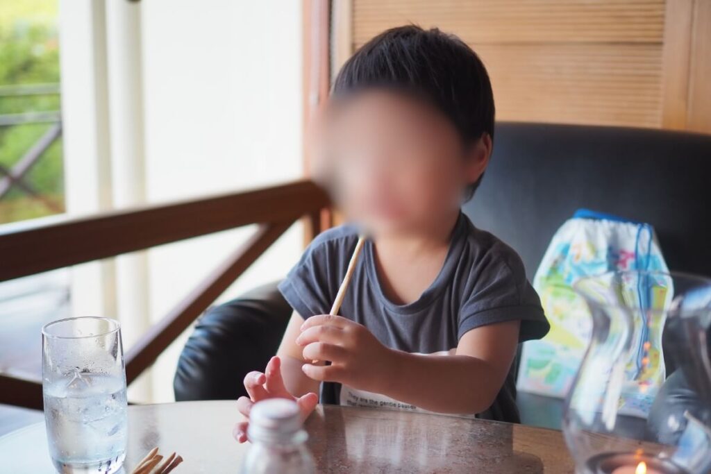 ルネッサンスリゾート オキナワのラウンジでプレッツェルを食べる子ども