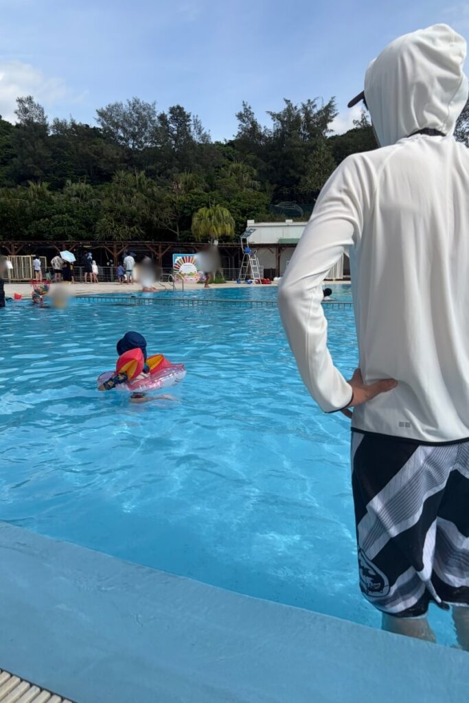 ルネッサンスリゾート オキナワのアウトドアプールで遊ぶ2歳児