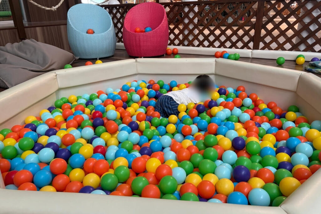 シェラトン沖縄のボールプールで遊ぶ2歳の次男