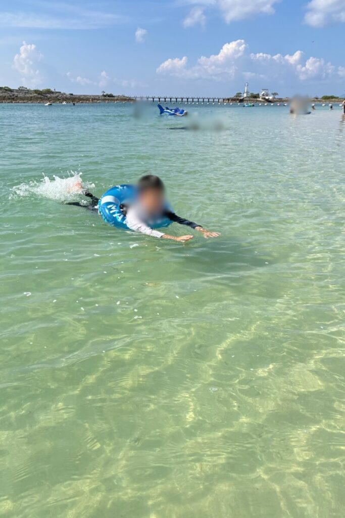 シェラトン沖縄のプライベートビーチで泳ぐ10歳の長男