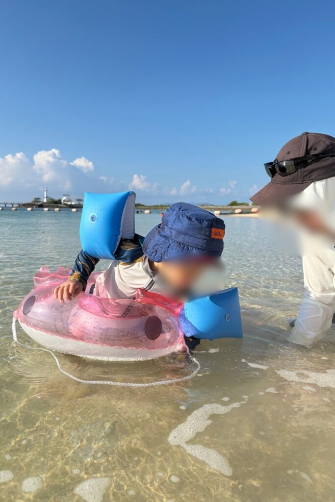 シェラトン沖縄のプライベートビーチで泳ぐ2歳の次男とパパ