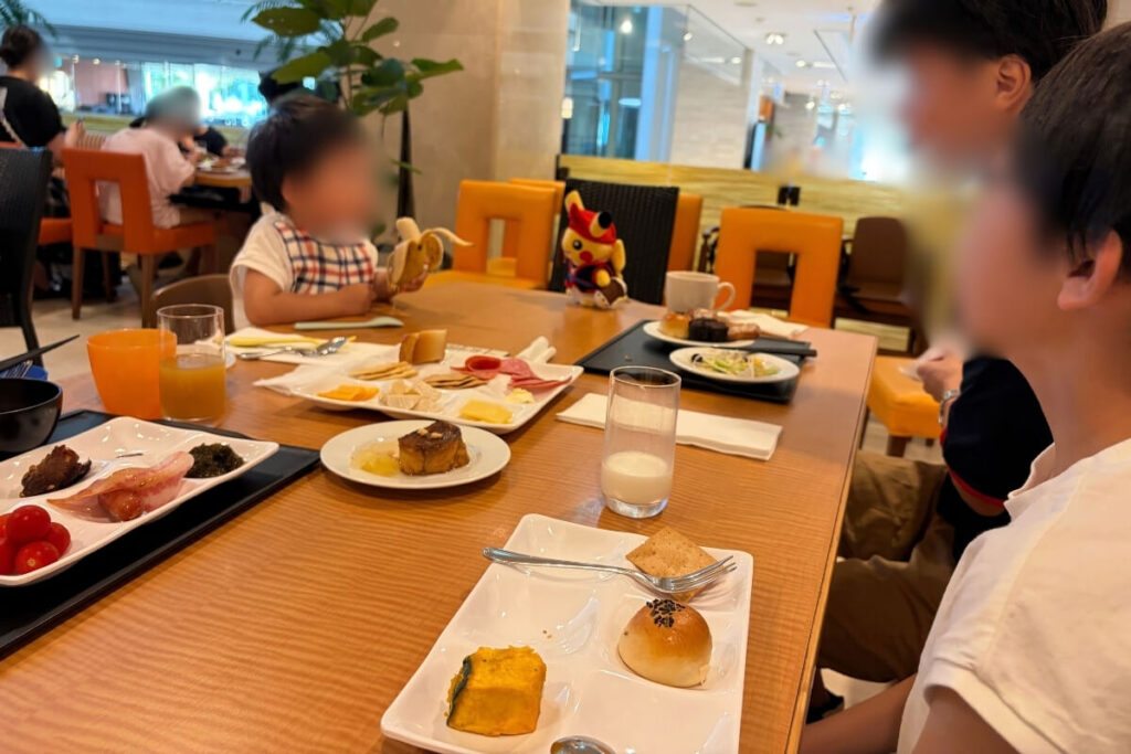 シェラトン沖縄のダイニングルーム センスで朝食を食べる家族