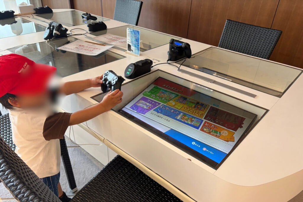 シェラトン沖縄のゲームコーナーで遊ぶ2歳の次男