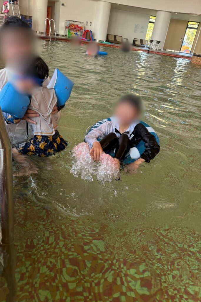 シェラトン沖縄の屋内プールで泳ぐ長男と次男とパパ