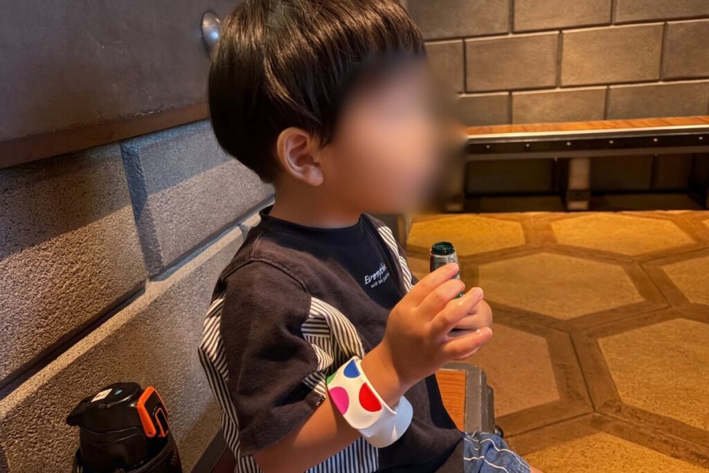チャイルドスイッチの待機エリアで待つ2歳の次男