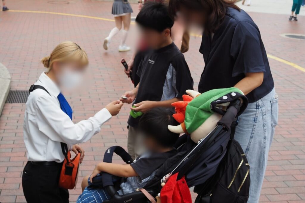 クルーからハロウィーンの飴をもらう長男
