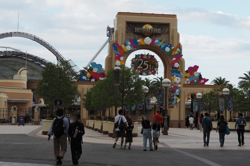 USJ 25周年の装飾がされたエントランスのアーチ