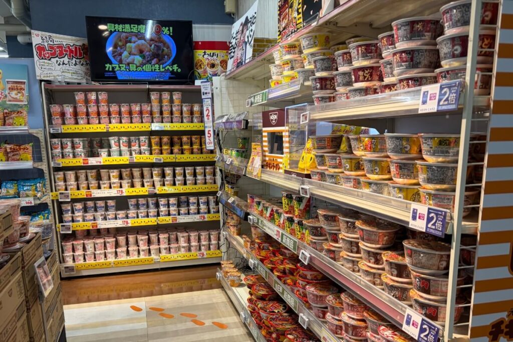 ダイエー池田駅前店のカップヌードル売り場