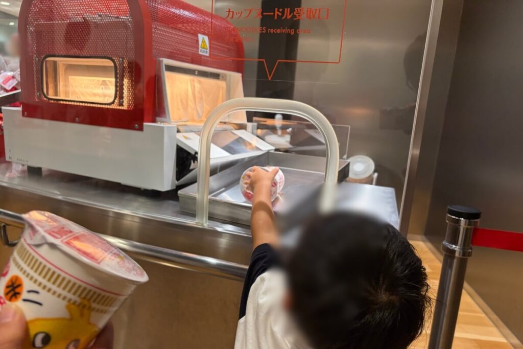 マイカップヌードルを包装する機械