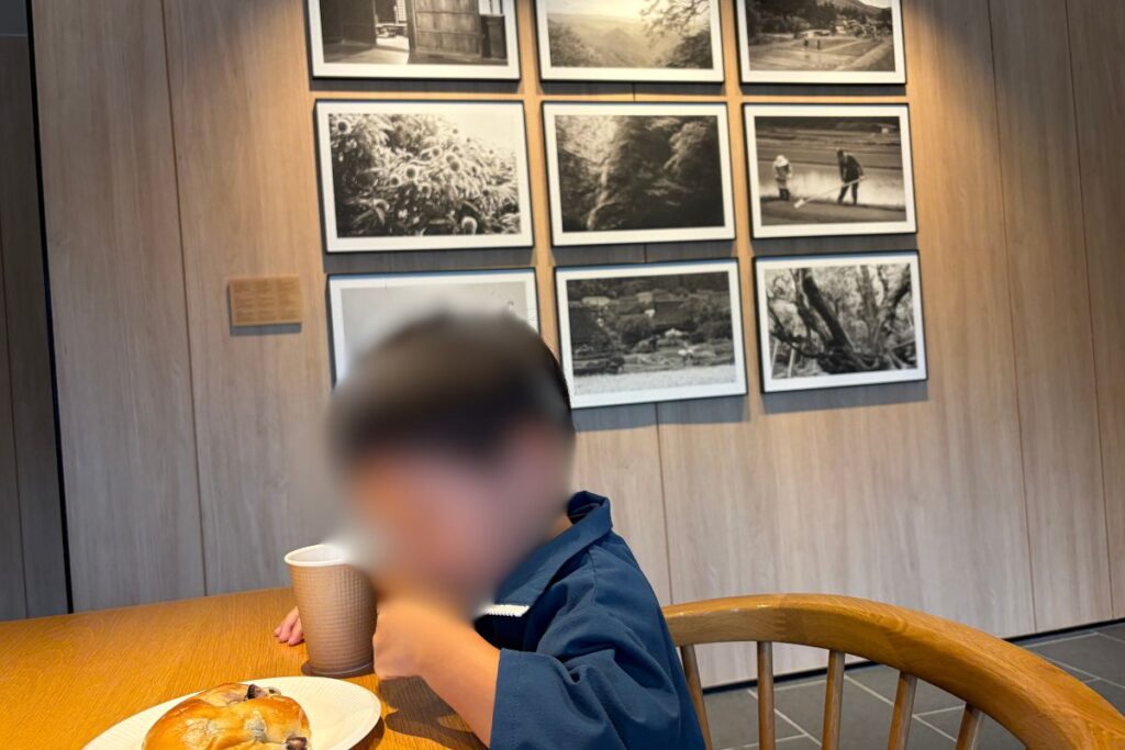 ロビーラウンジでパンを食べる子ども