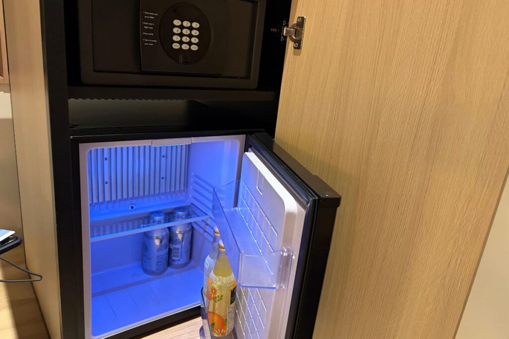 客室の冷蔵庫と金庫