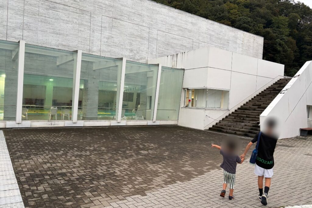 スプリングスひよしの建物の入口