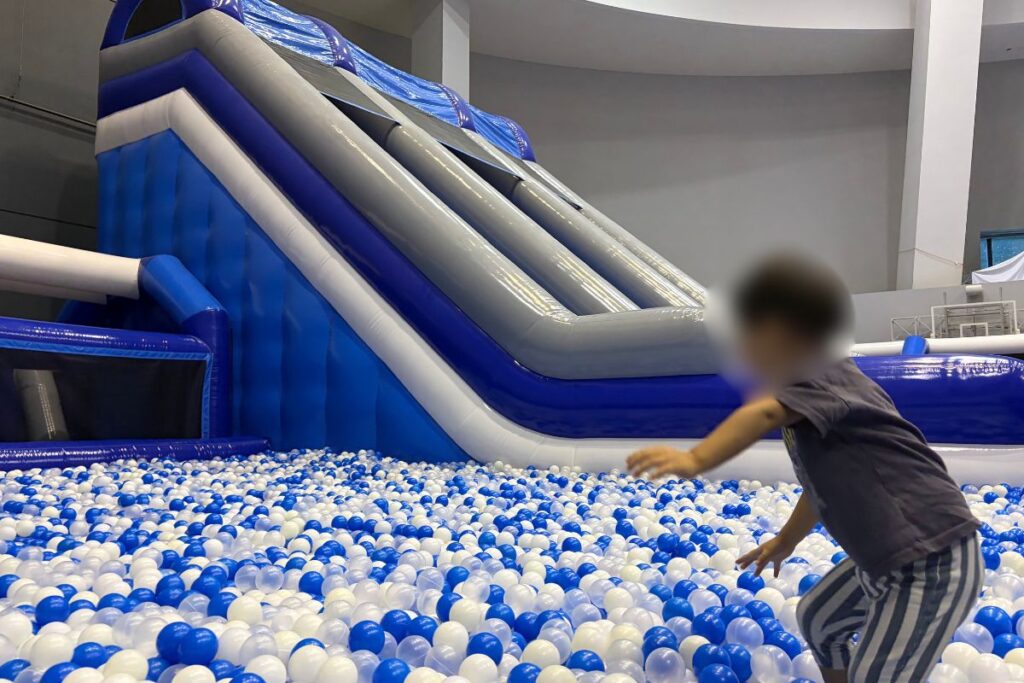 ひよしプレイアリーナのボールプールで遊ぶ子ども