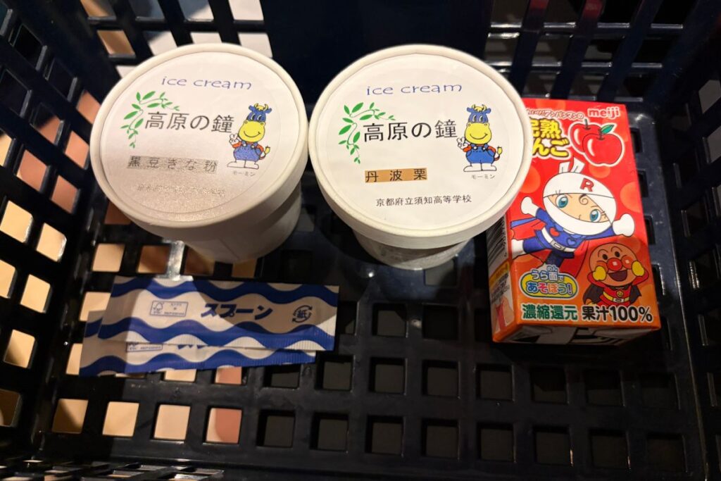 マーケットプレイスで買った高原の鐘のアイスとジュース