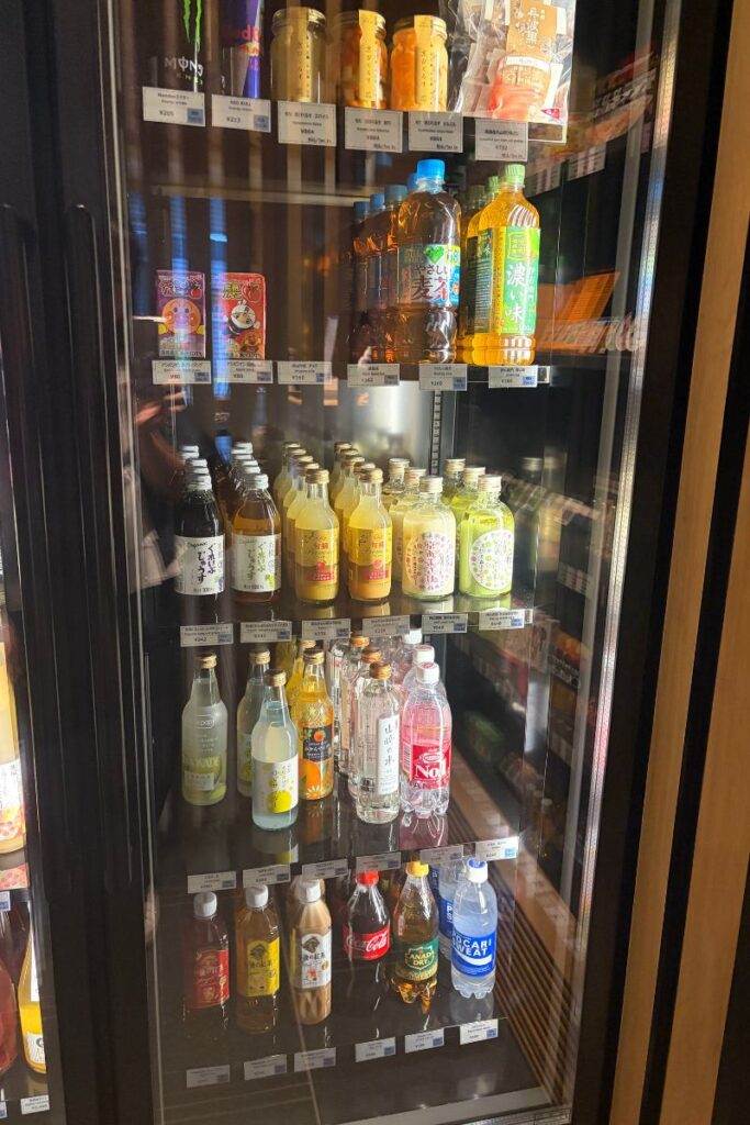 マーケットプレイスの飲み物の冷蔵ケース