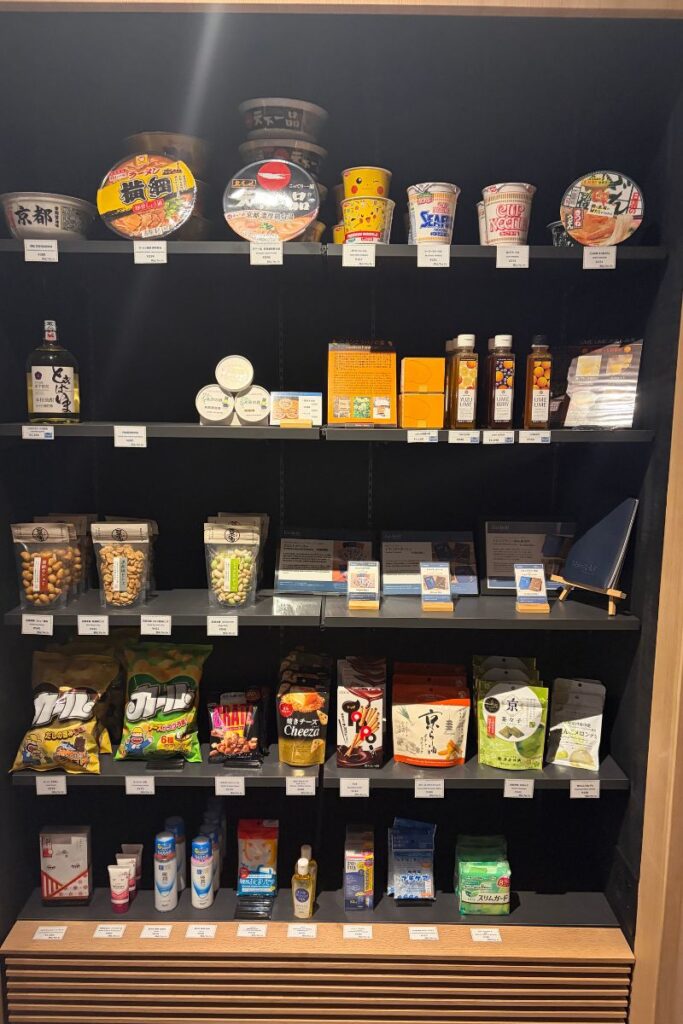 マーケットプレイスのカップ麺とお菓子の棚