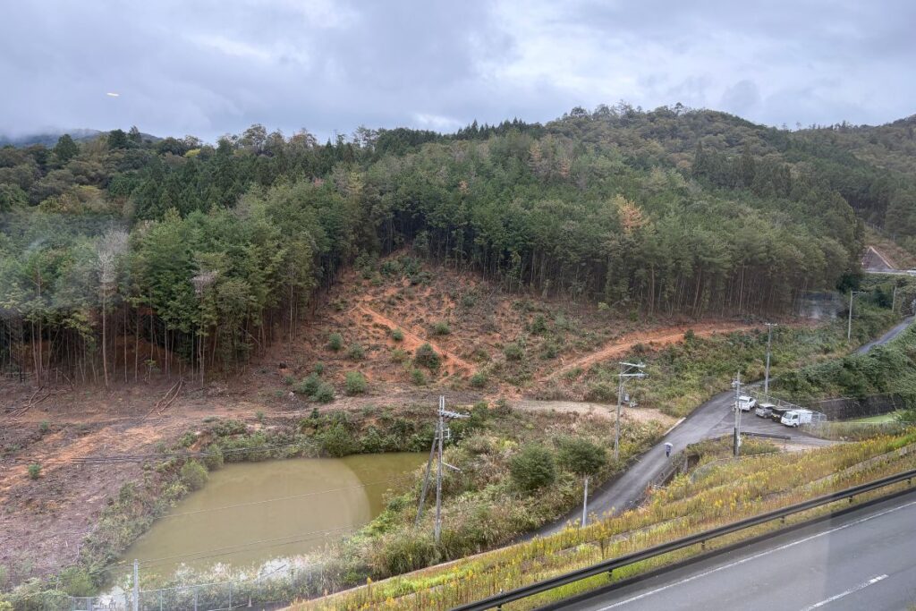 客室の窓から見える京丹波の山の景色