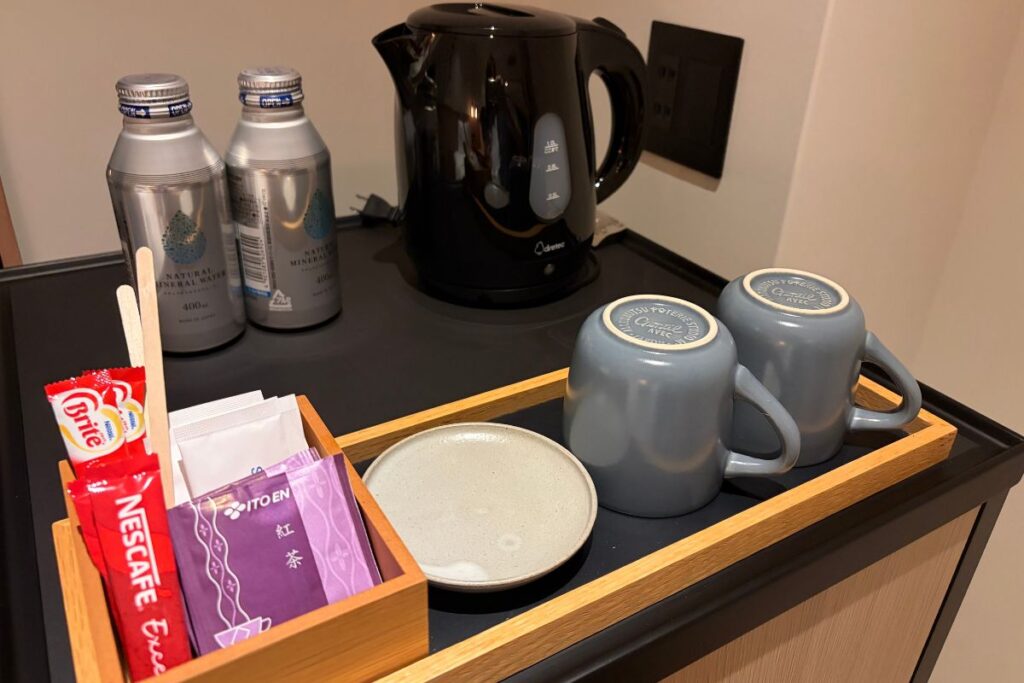 客室のケトルとドリンクセット
