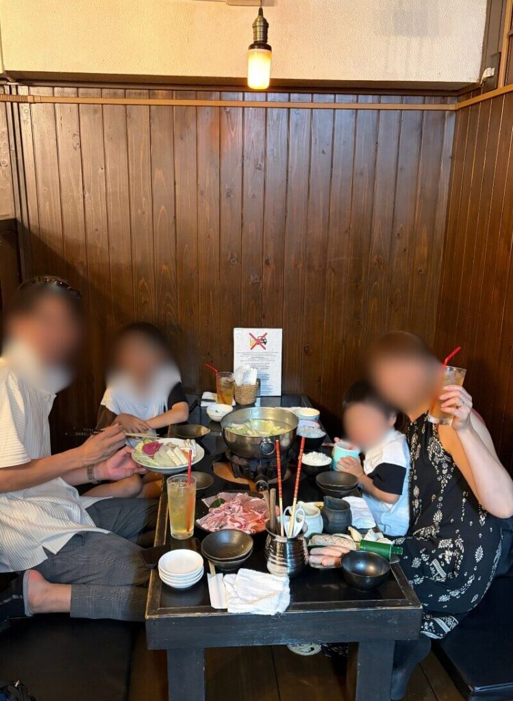あぐーの隠れ家 冨着店でしゃぶしゃぶを食べる家族
